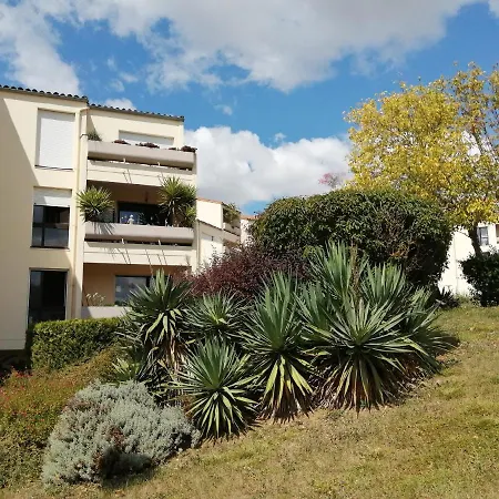 Résidence Bois Doré: Poolside Near City Center