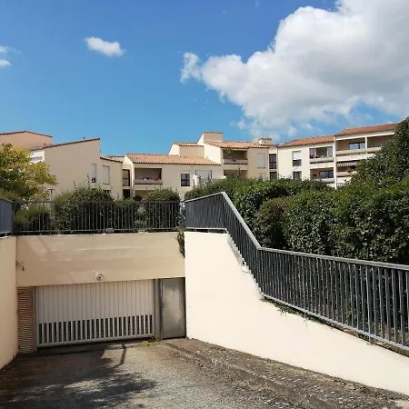 Apartment Résidence Bois Doré: Poolside Near City Center